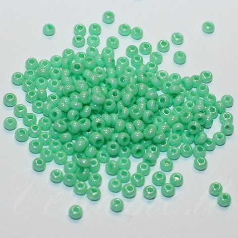 pccb16156-10/0 2.2 - 2.4 mm, apvali forma, šviesi, žalia spalva, apie 50 g.