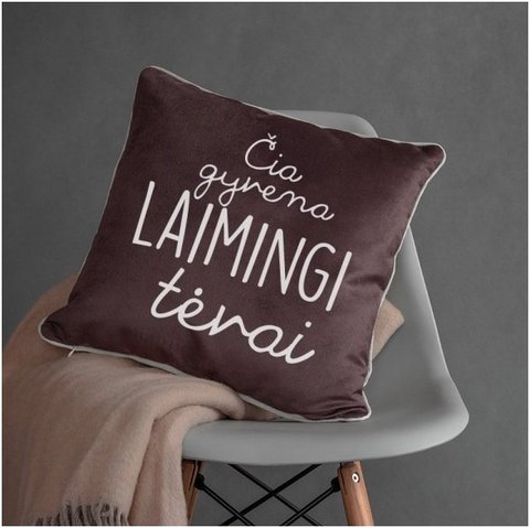 Dekoratyvinė pagalvėlė "Čia gyvena laimingi tėvai"